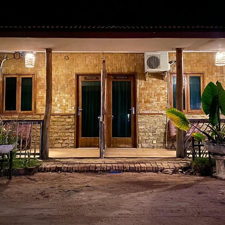 Marjoly Beach Resort Telukbakau Bagian luar foto