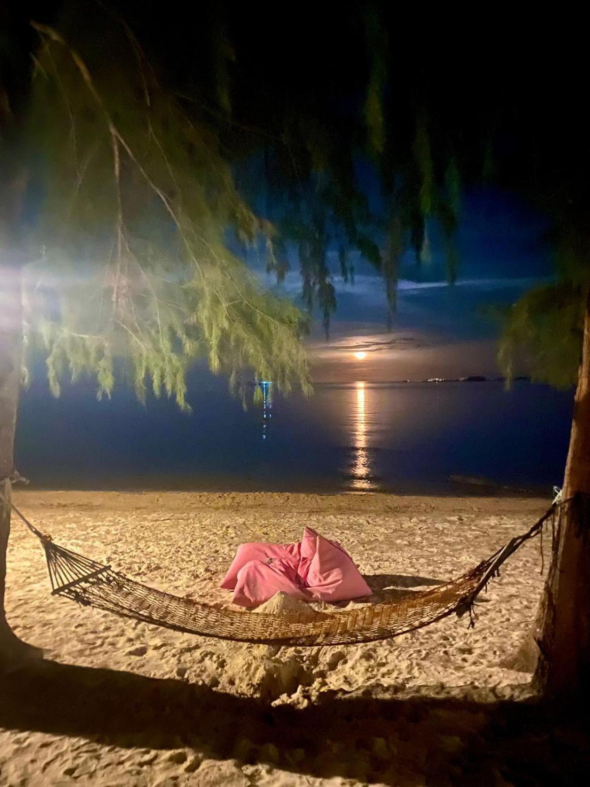 Marjoly Beach Resort Telukbakau Bagian luar foto