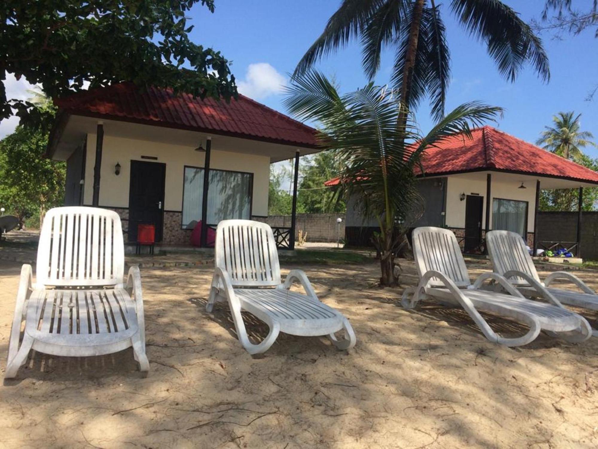 Marjoly Beach Resort Telukbakau Bagian luar foto