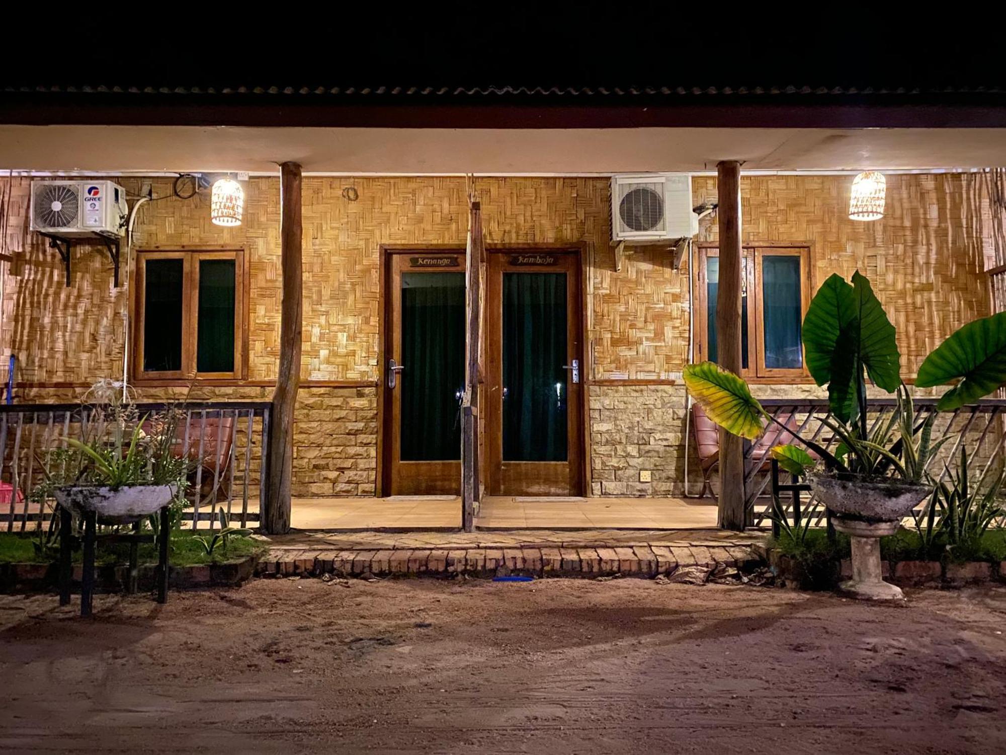 Marjoly Beach Resort Telukbakau Bagian luar foto